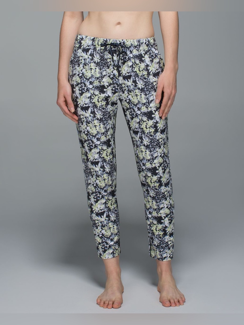 Lululemon Jet Crop *Luxtreme () Crosscourt Petal Black Clarity Yellow Size: 4